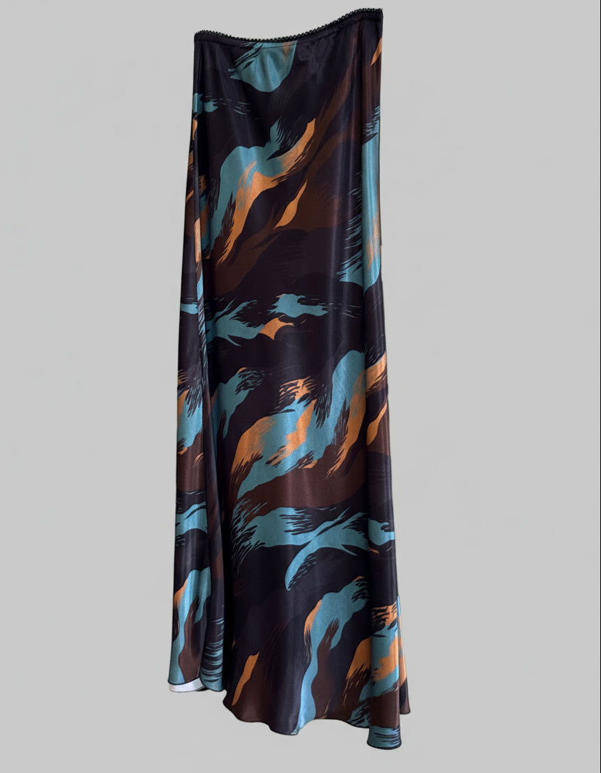 Saia midi acetinada com padrão