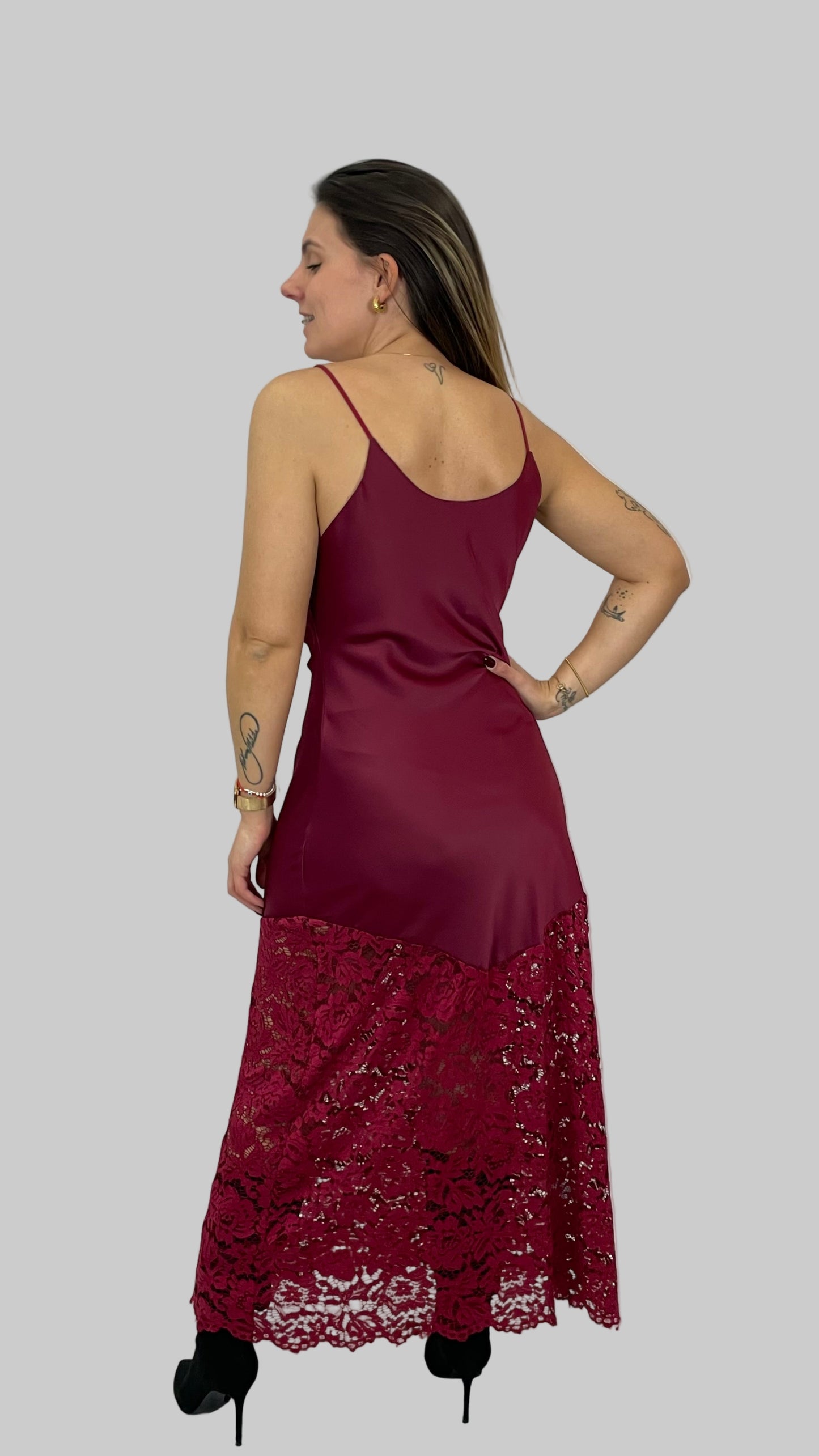 Vestido acetinado com renda