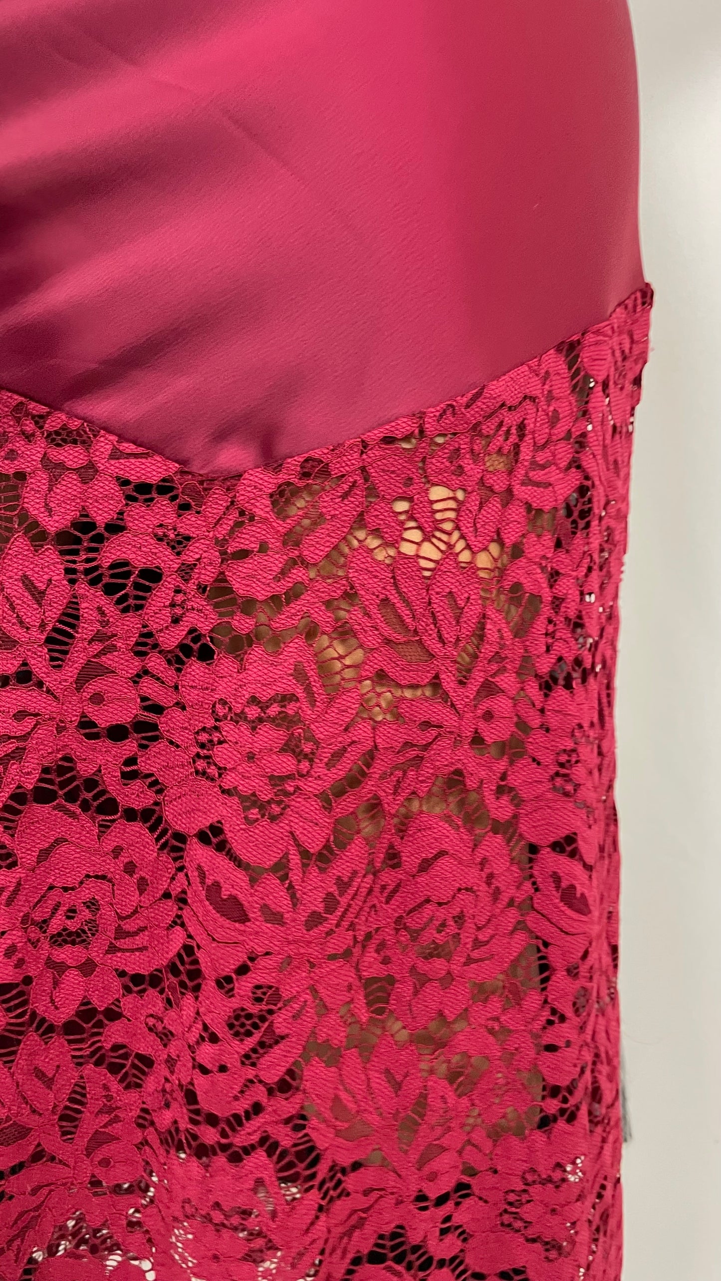 Vestido acetinado com renda