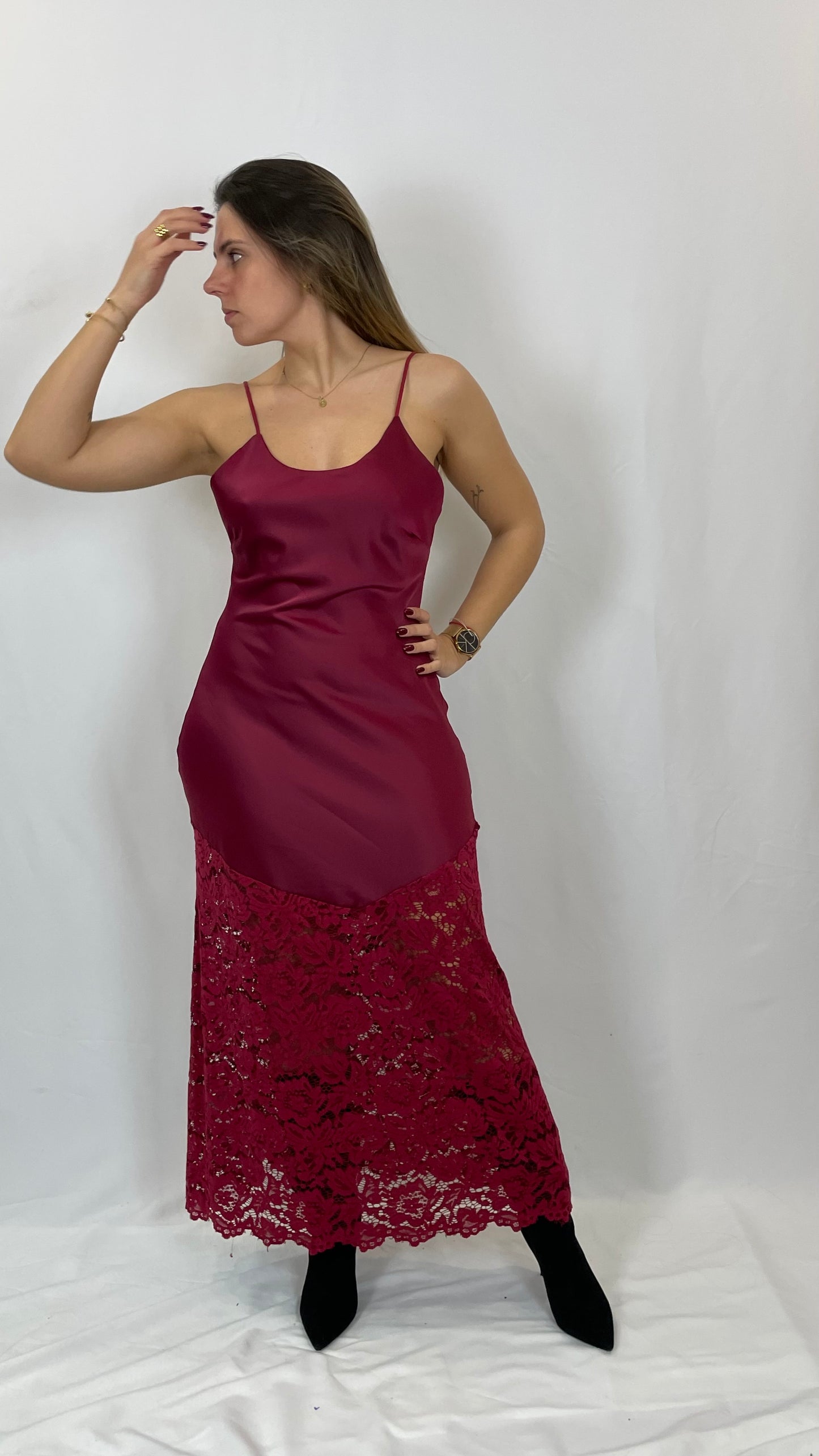 Vestido acetinado com renda