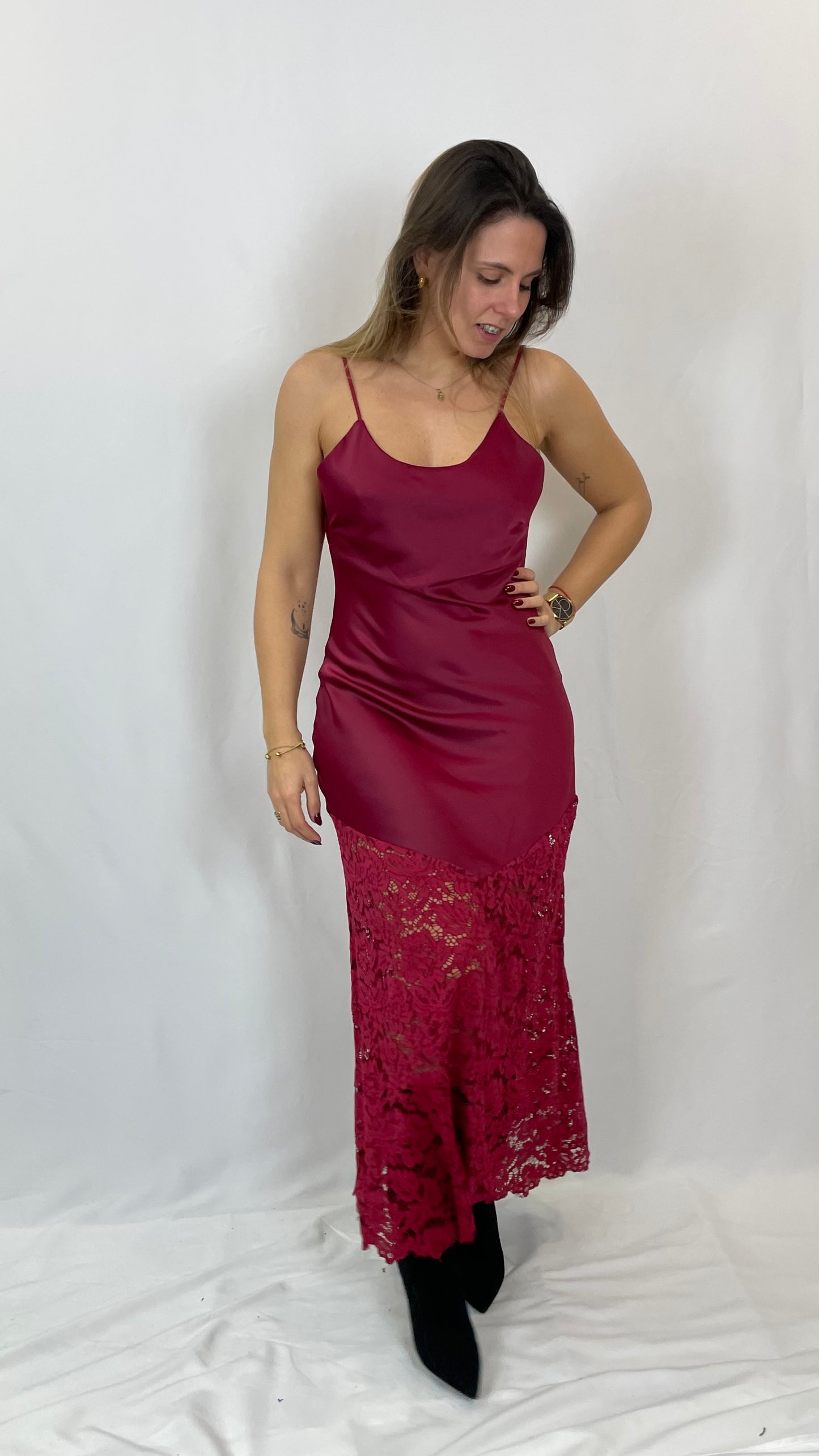 Vestido acetinado com renda