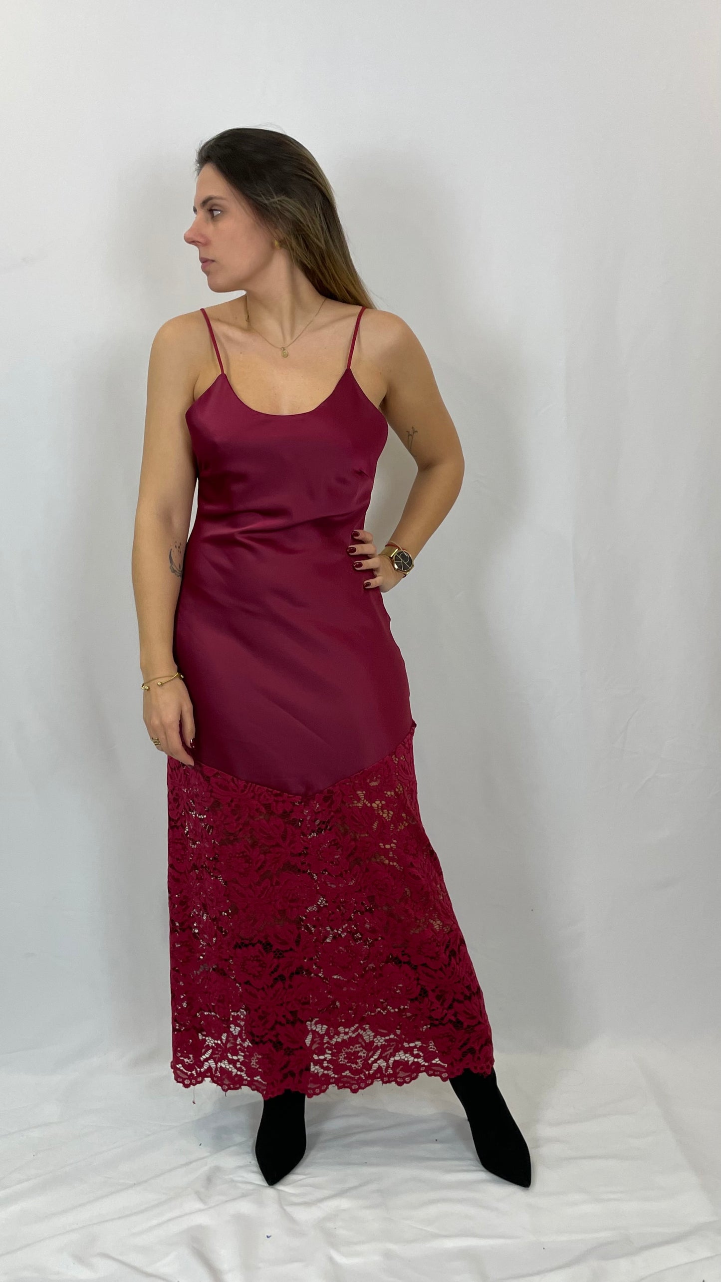 Vestido acetinado com renda