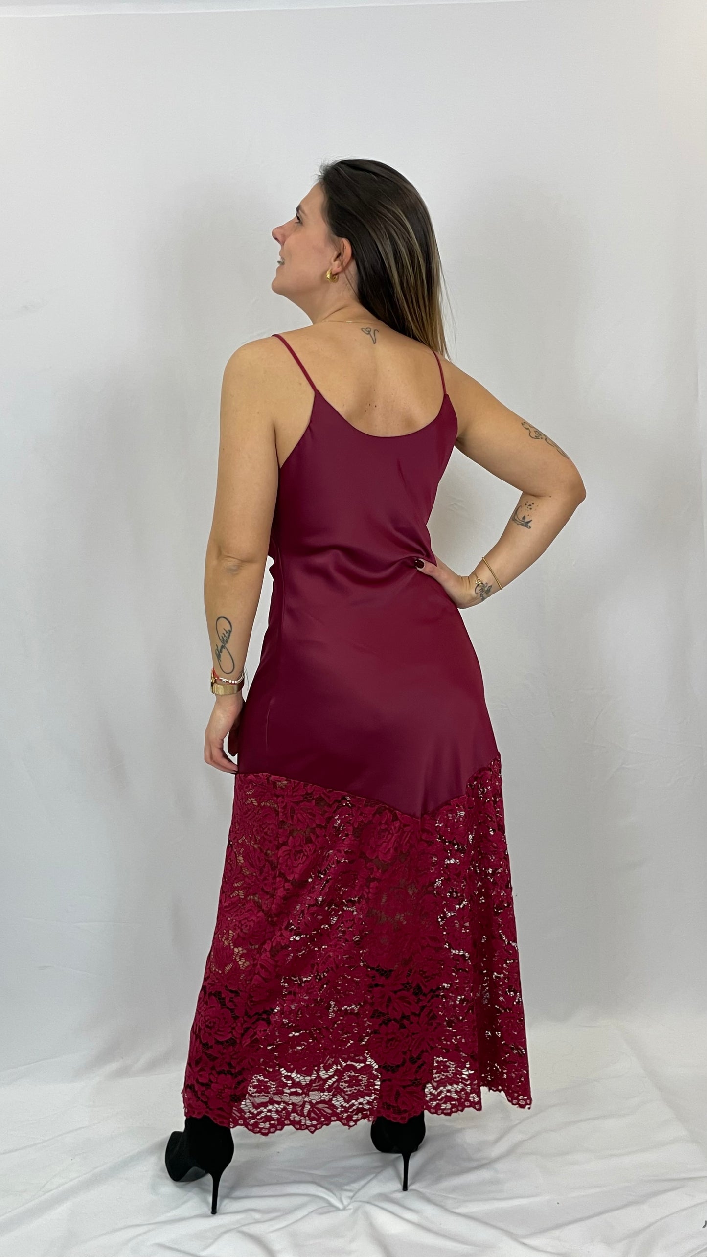 Vestido acetinado com renda