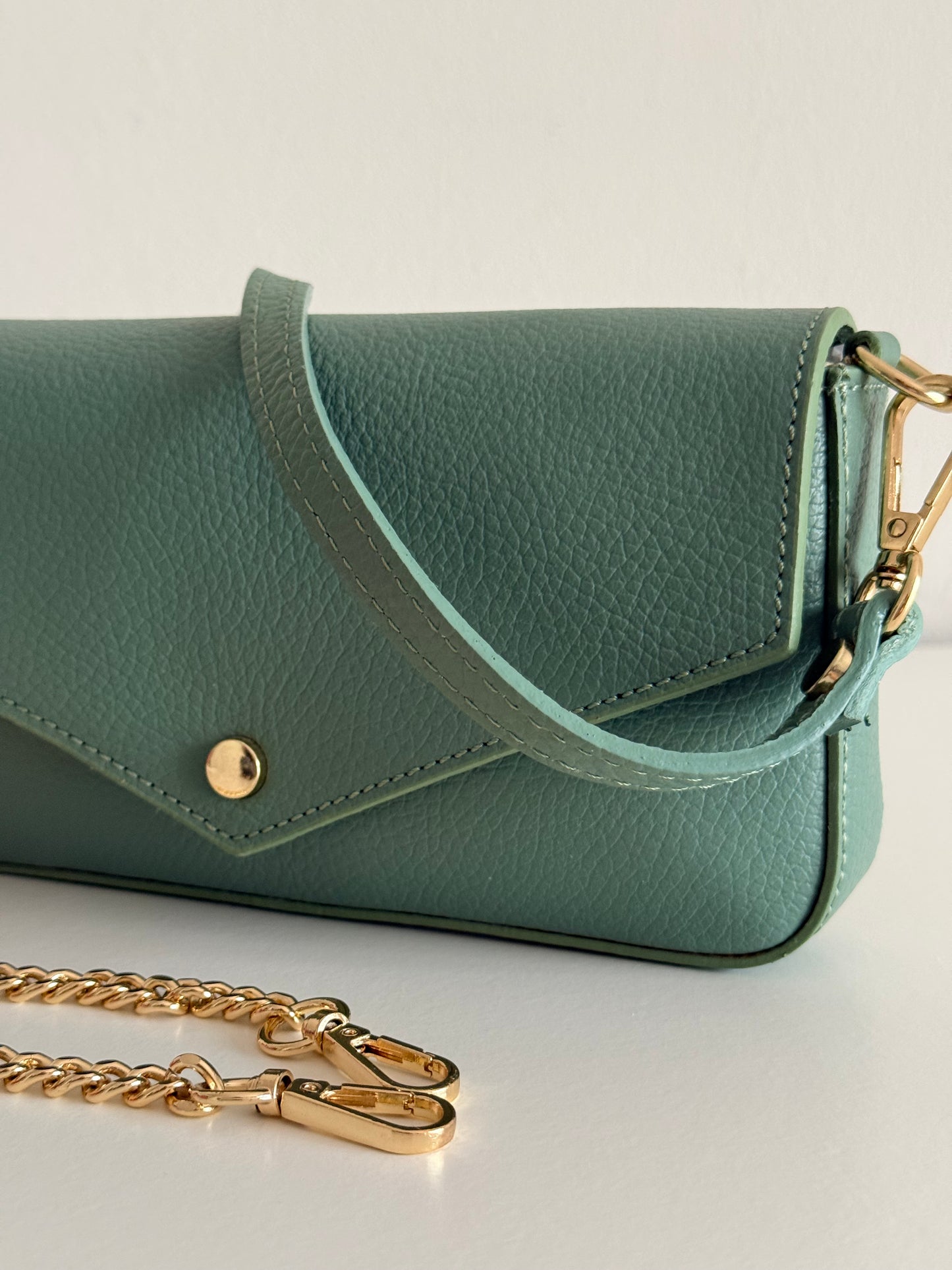 Mala em pele a tiracolo