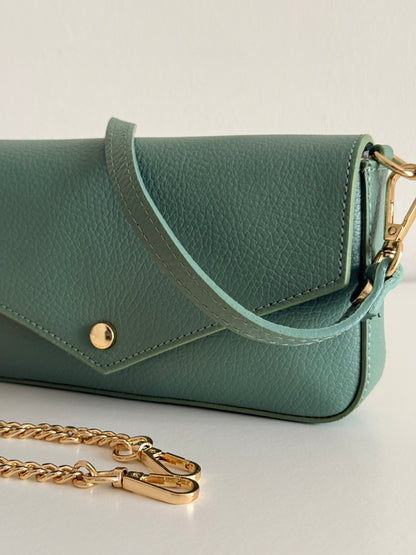 Mala em pele a tiracolo