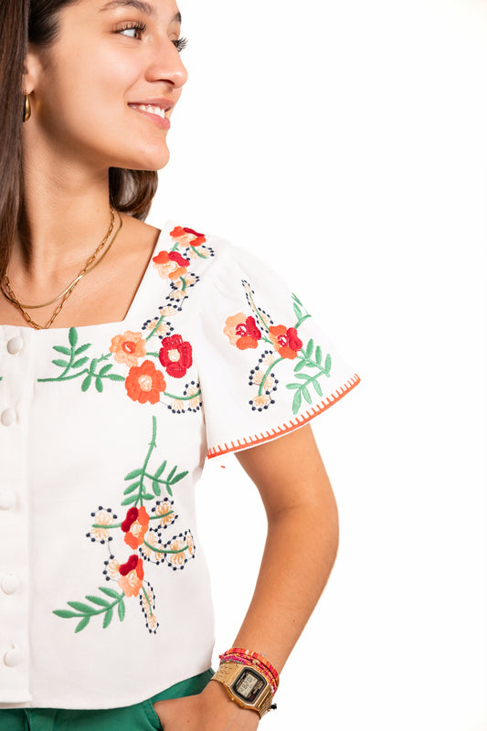 Blusa com Folhos e Bordados