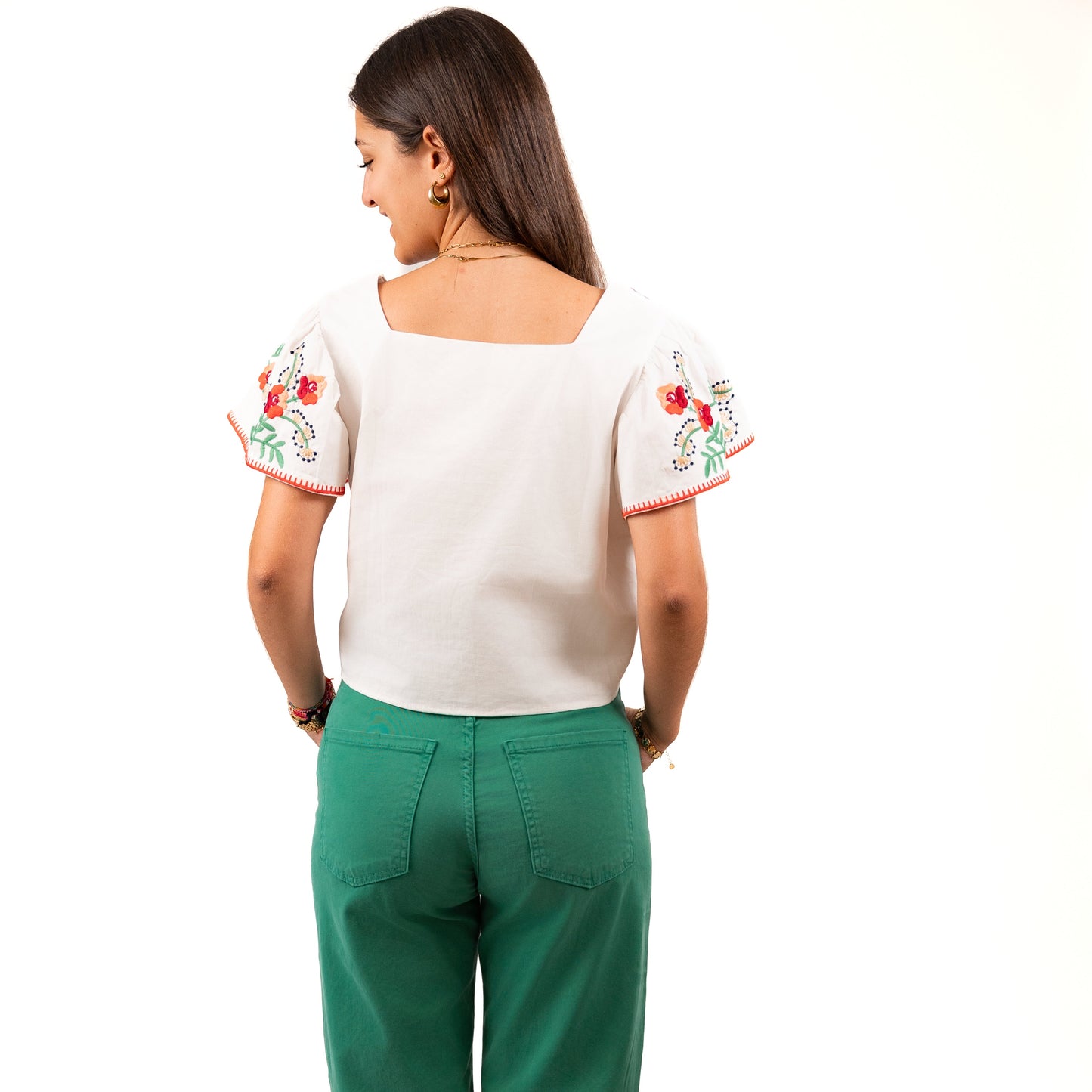 Blusa com Folhos e Bordados