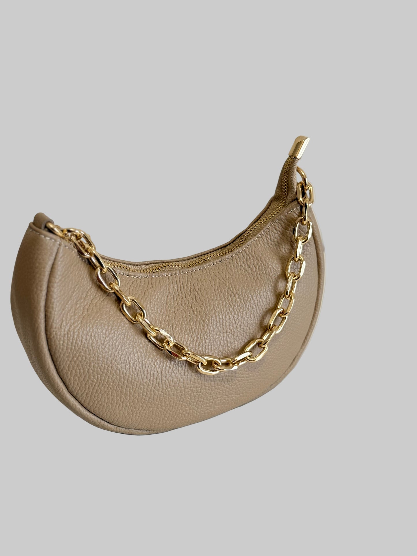 Mala em pele a tiracolo