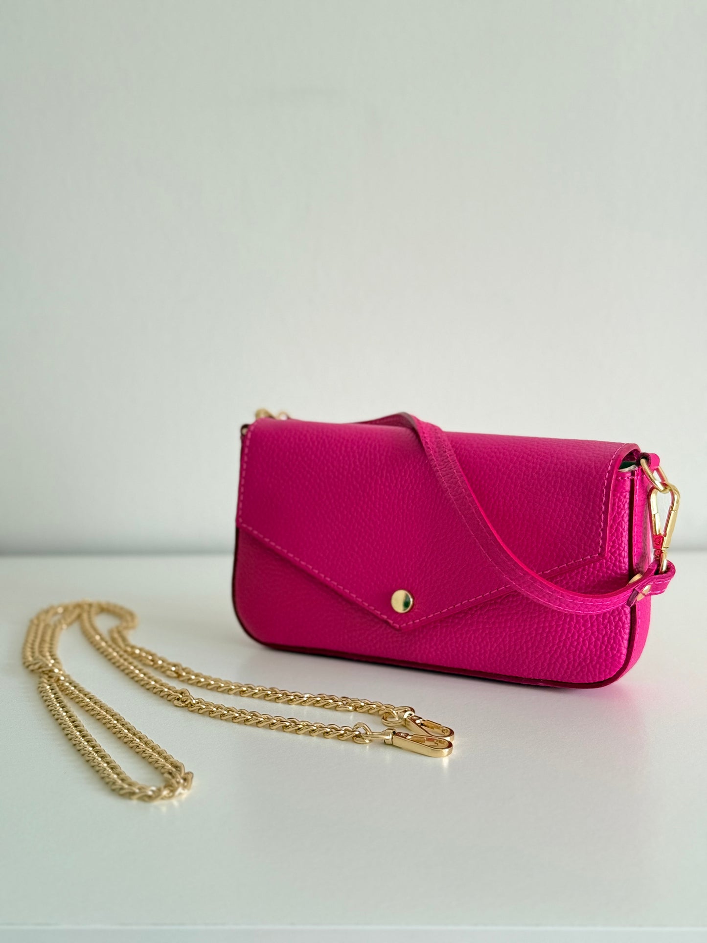 Mala em pele a tiracolo