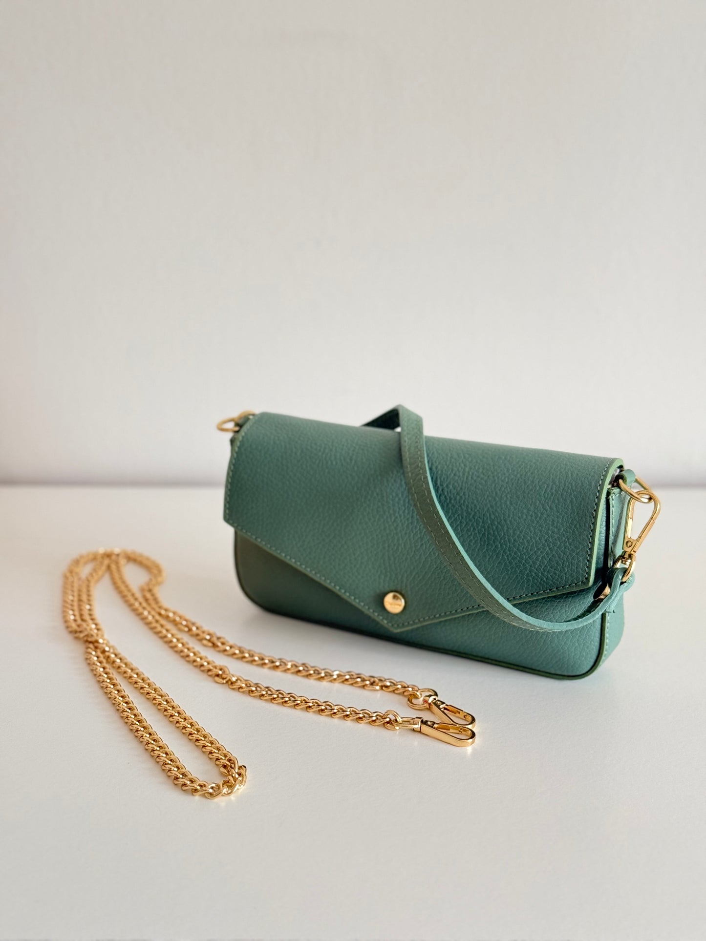 Mala em pele a tiracolo