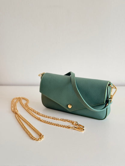 Mala em pele a tiracolo