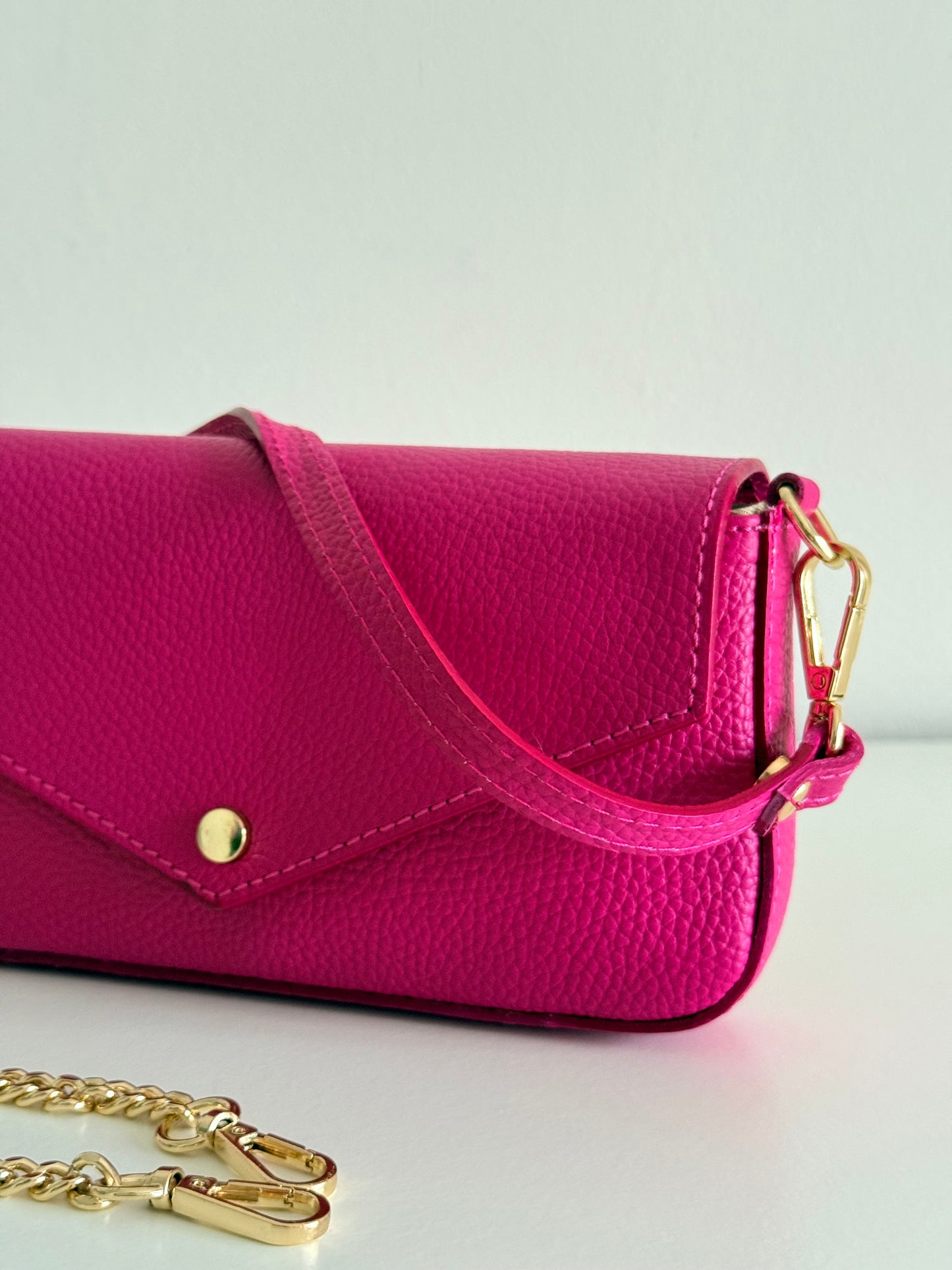 Mala em pele a tiracolo