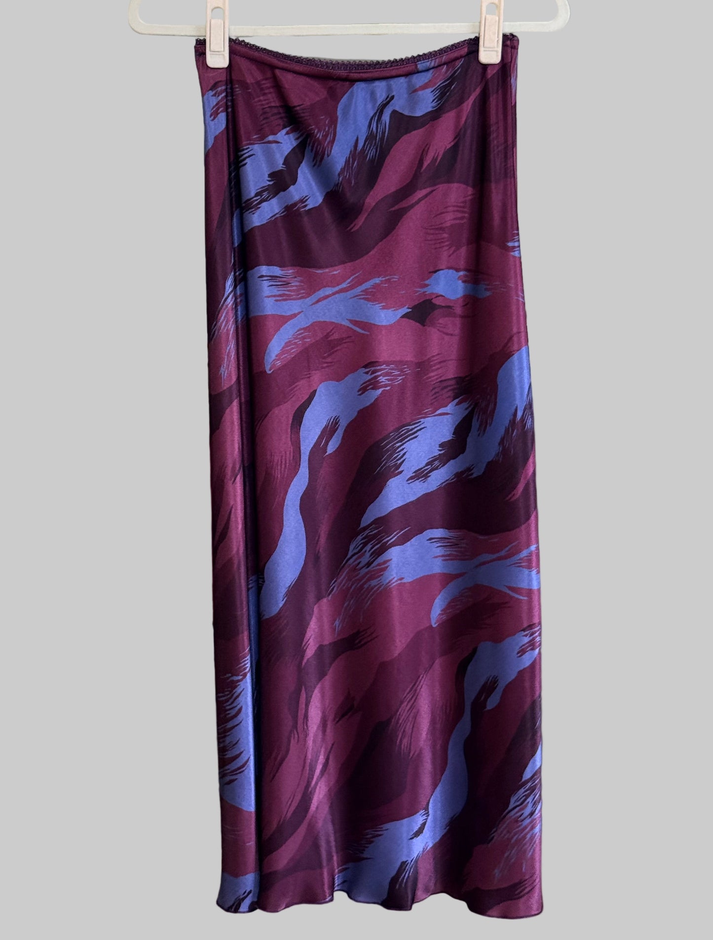 Saia midi acetinada com padrão