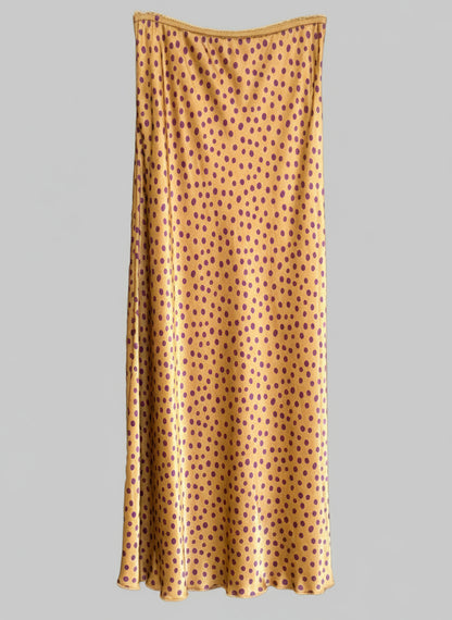 Saia midi acetinada com padrão